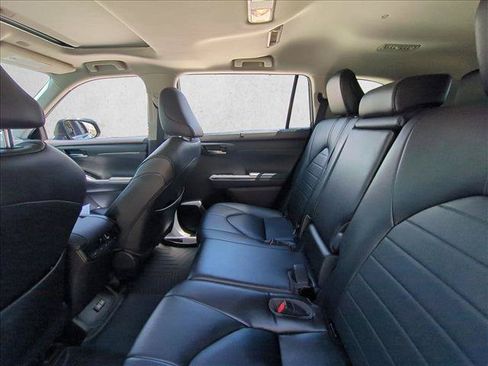 Used 2023 Toyota Highlander XLE FWD image 19