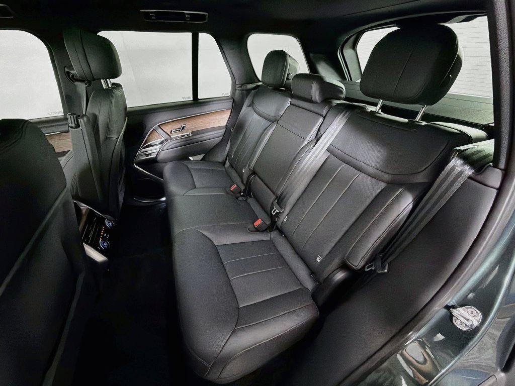 Used 2025 Land Rover Range Rover SE AWD/4WD image 26
