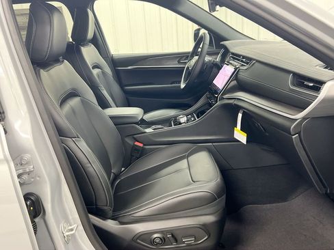 New 2025 Jeep Grand Cherokee Limited w/ Black Appearance Package image 22