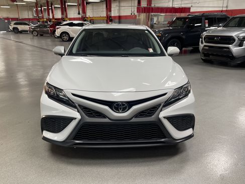 Used 2023 Toyota Camry SE FWD image 3