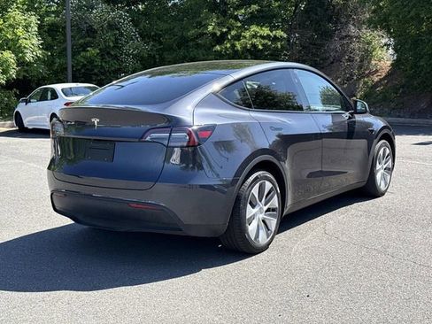 Used 2024 Tesla Model Y Long Range AWD/4WD image 2