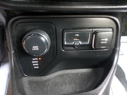Used 2015 Jeep Renegade Limited w/ Advanced Technology Group image 17