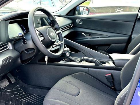 Used 2025 Hyundai Elantra SE image 16