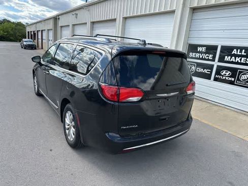 Used 2019 Chrysler Pacifica Touring-L FWD image 18