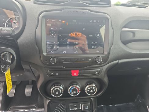 Used 2015 Jeep Renegade Latitude w/ Cold Weather Group II FWD image 22