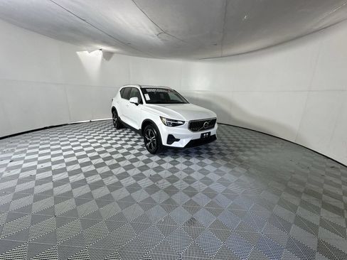 Used 2024 Volvo XC40 B5 Core AWD/4WD image 2