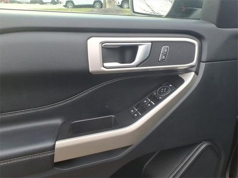 Used 2022 Ford Explorer XLT image 9