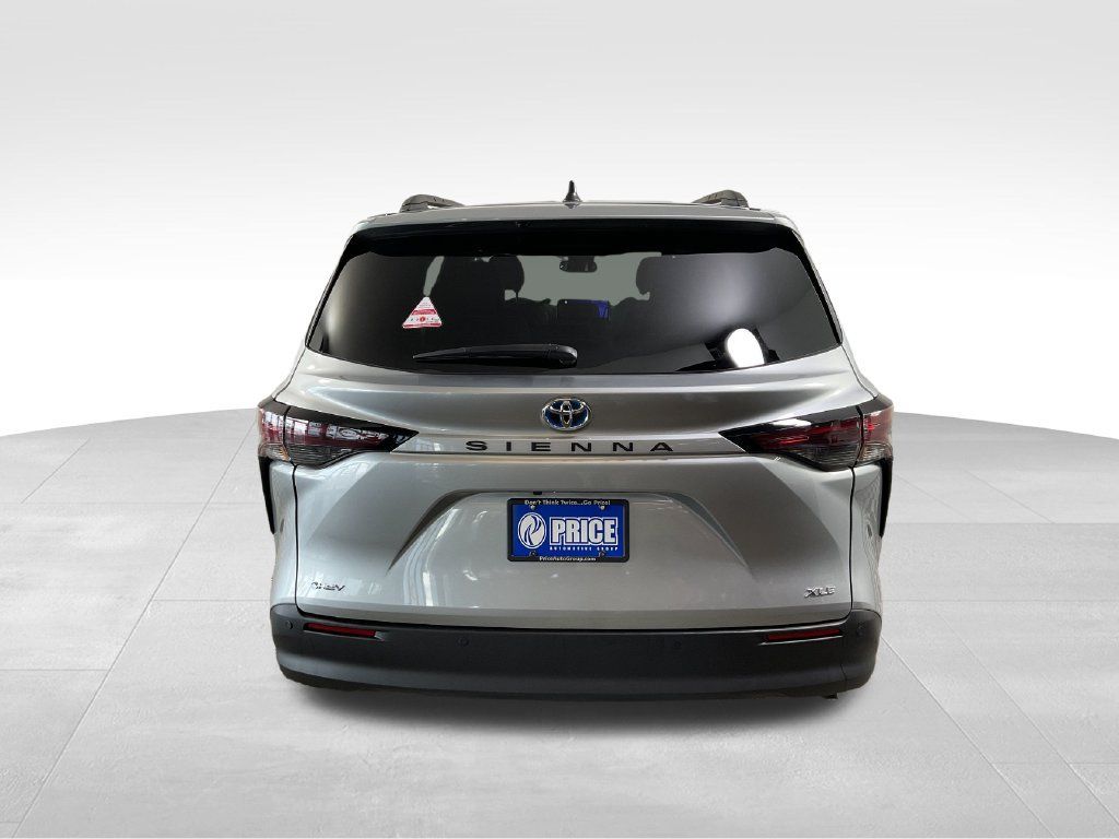 Used 2025 Toyota Sienna XLE FWD image 8