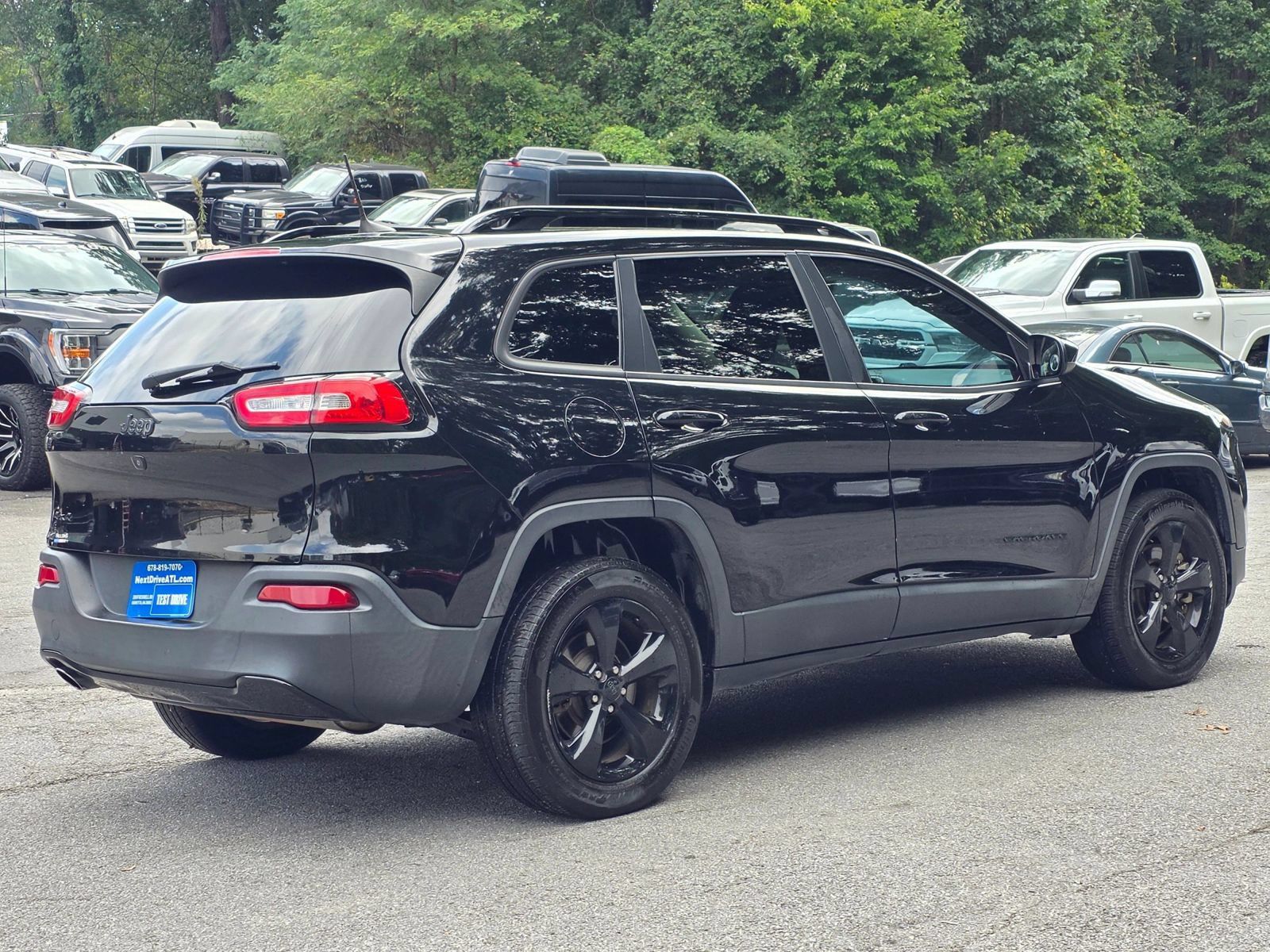 Used 2018 Jeep Cherokee Latitude w/ Altitude Package AWD/4WD image 6