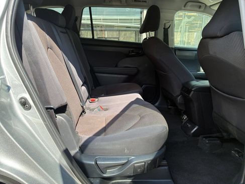 Used 2025 Toyota Highlander LE FWD image 22