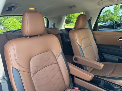 Used 2025 Nissan Pathfinder Platinum image 30