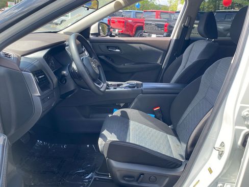 Used 2021 Nissan Rogue SV image 5