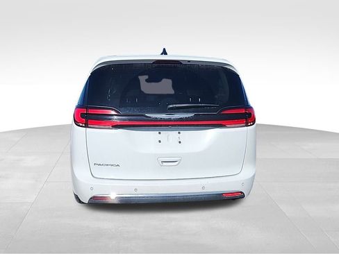 Used 2023 Chrysler Pacifica Touring-L image 17