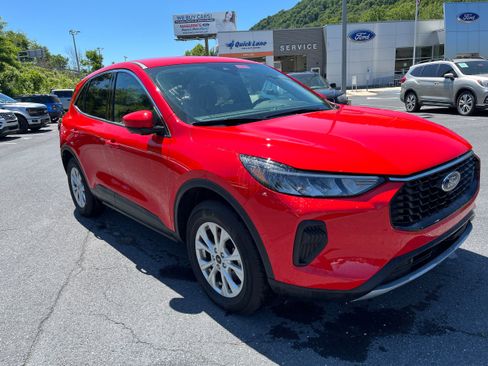 Used 2024 Ford Escape Active w/ Tech Pack #2 AWD/4WD image 3