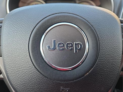 Used 2019 Jeep Cherokee Latitude Plus w/ Comfort/Convenience Group image 24