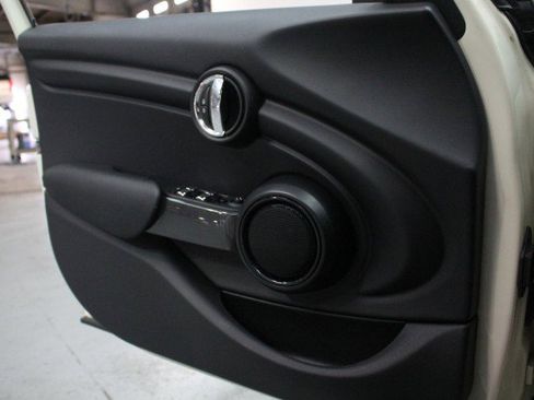 Used 2021 MINI Cooper 4-Door Hardtop w/ Storage Package image 19