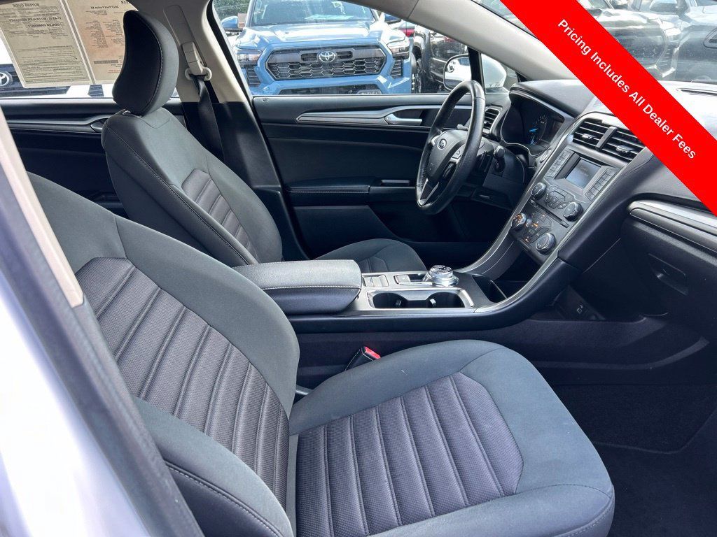 Used 2017 Ford Fusion SE FWD image 18