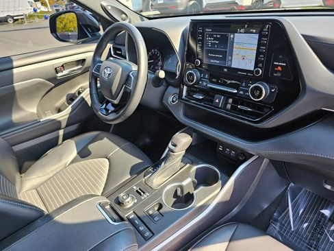 Used 2022 Toyota Highlander XSE AWD/4WD image 11
