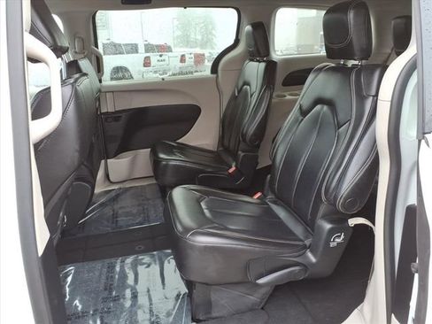 Used 2023 Chrysler Pacifica Touring-L image 12