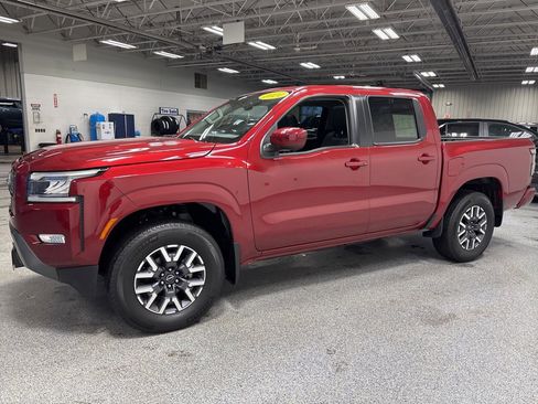 Used 2024 Nissan Frontier SL image 3