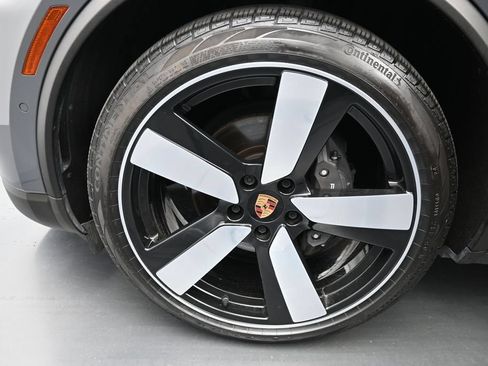 Certified 2025 Porsche Macan Electric RWD image 9