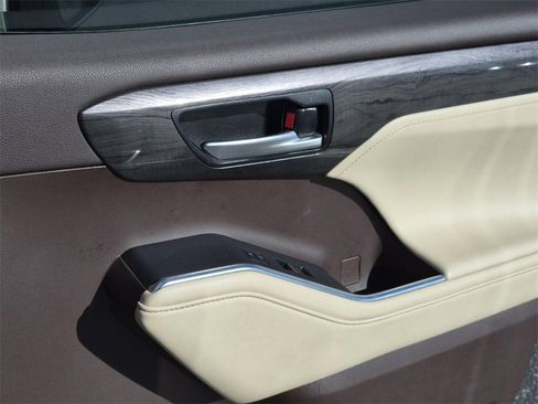 Used 2020 Toyota Highlander Limited image 14