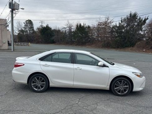 Used 2017 Toyota Camry SE image 6