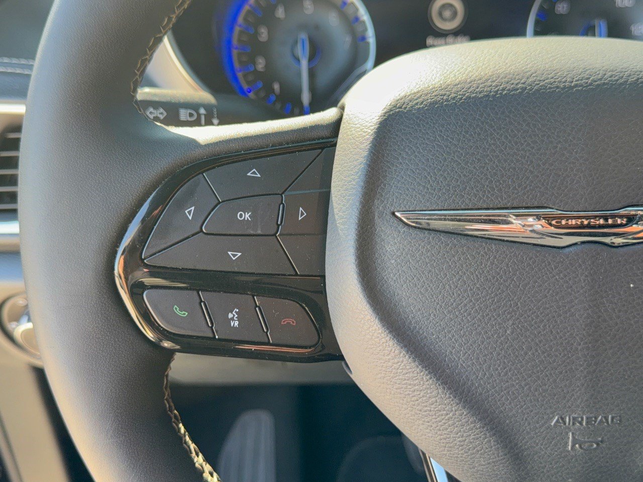 Used 2025 Chrysler Pacifica Limited FWD image 18