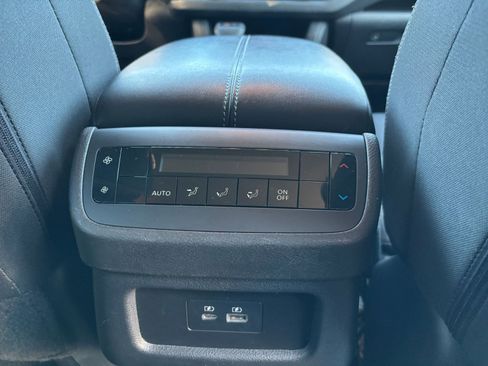 Used 2025 Nissan Pathfinder SV image 27