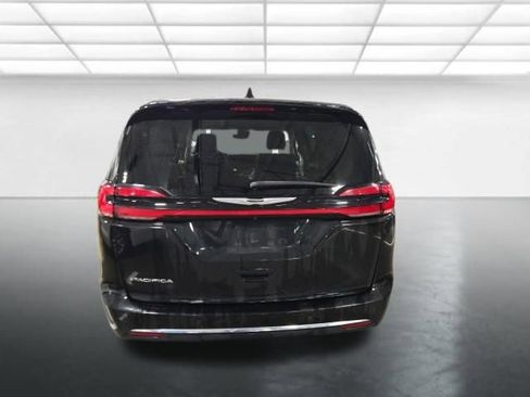 Used 2023 Chrysler Pacifica Touring-L FWD image 5