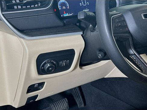 Used 2023 Jeep Grand Cherokee L Limited w/ Luxury Tech Group II image 17