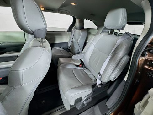 Certified 2022 Toyota Sienna Limited AWD/4WD image 18