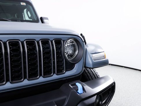 Used 2024 Jeep Wrangler Unlimited w/ Convenience Group AWD/4WD image 4