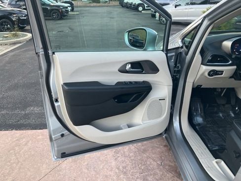 Used 2018 Chrysler Pacifica Limited w/ Advanced Safetytec Group image 12