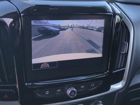 Used 2021 Chevrolet Traverse LT image 17