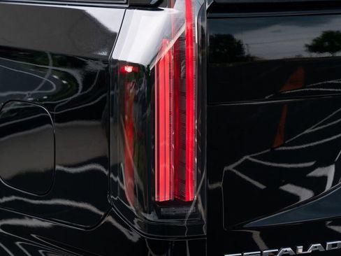 Used 2025 Cadillac Escalade Sport Platinum AWD/4WD image 19