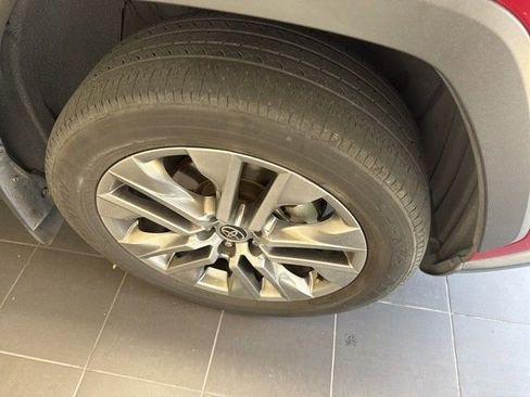 Used 2022 Toyota RAV4 XLE Premium image 5