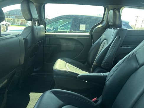 Used 2024 Chrysler Pacifica Select image 21