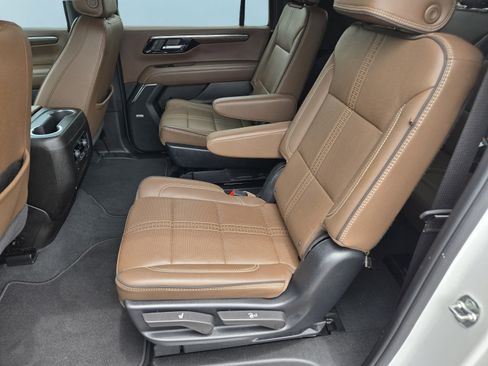 Used 2025 Chevrolet Suburban High Country RWD image 18