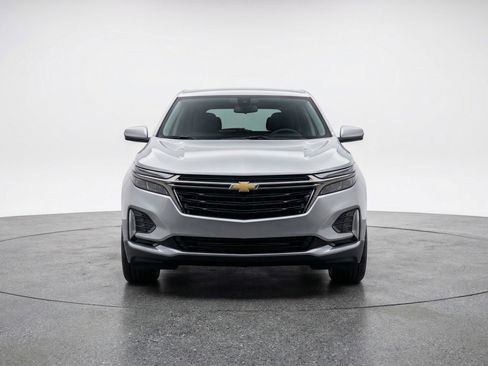 Used 2025 Chevrolet Equinox LT image 2