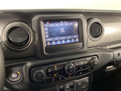 Used 2022 Jeep Gladiator Willys image 33