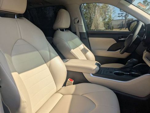 Used 2022 Toyota Highlander XLE image 36