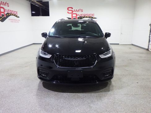 Used 2024 Chrysler Pacifica Touring-L w/ S Appearance Package AWD/4WD image 6