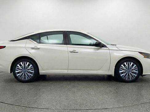 Used 2025 Nissan Altima 2.5 SV FWD image 11