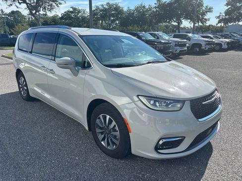 Used 2021 Chrysler Pacifica Touring-L FWD image 1