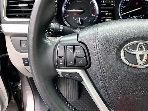Used 2019 Toyota Highlander XLE image 24