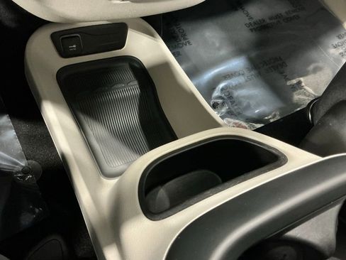 Used 2024 Chrysler Pacifica Touring-L image 44