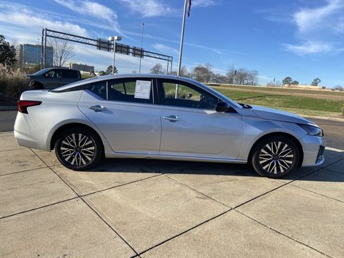 Used 2024 Nissan Altima 2.5 SV image 12