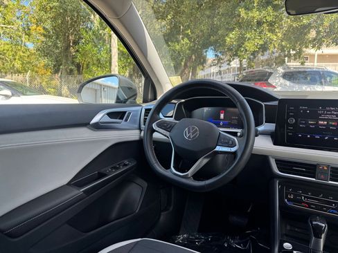 Used 2025 Volkswagen Taos SE image 34