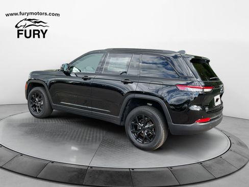 Used 2025 Jeep Grand Cherokee Altitude AWD/4WD image 5